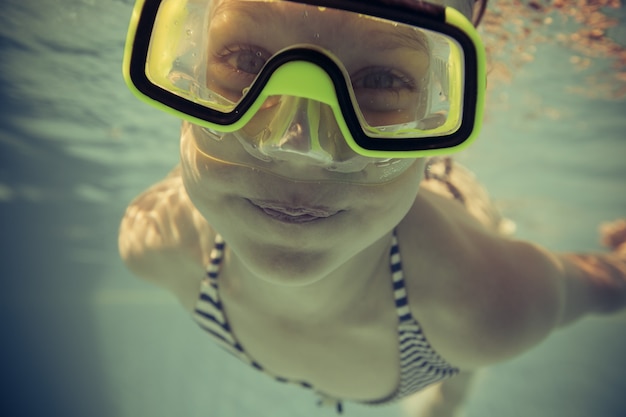 Foto onderwater portret van gelukkig kind zomervakantie