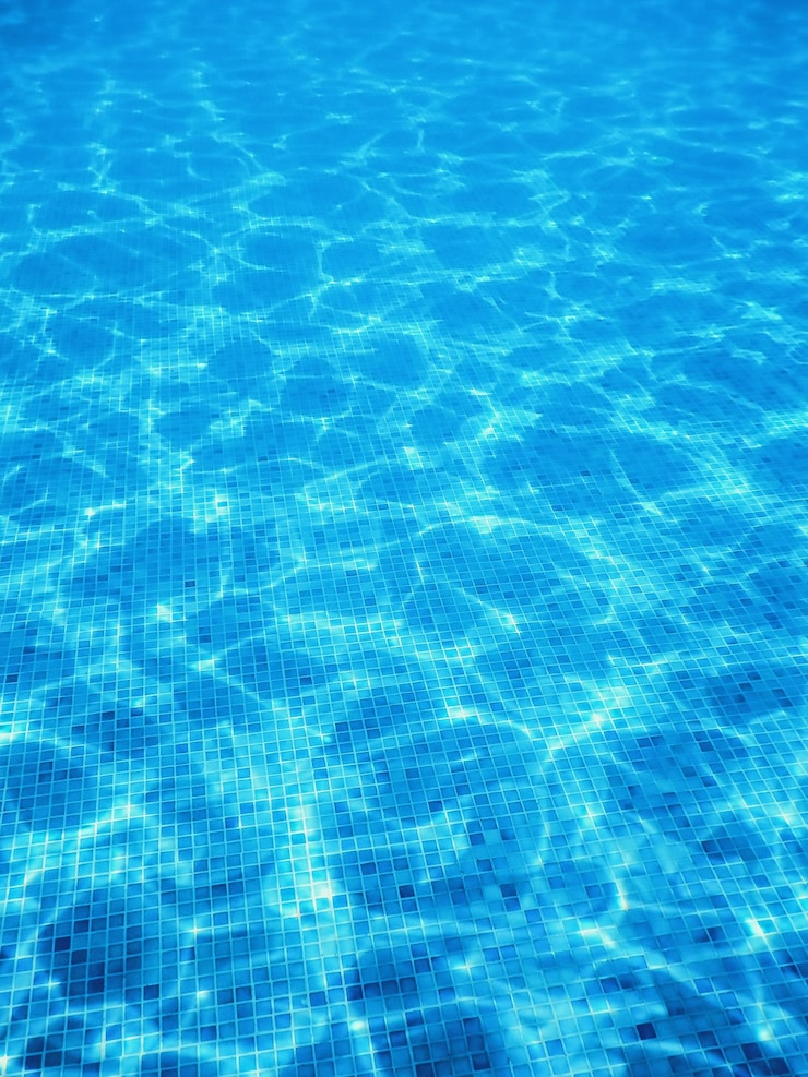 Foto onderwater zwembad blauwe tegel water rimpelingen van zwembad