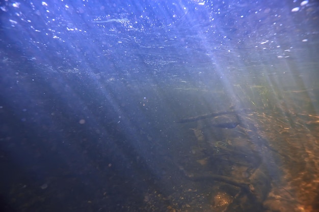 onderwaterberg heldere rivier / onderwaterfoto in een zoetwaterrivier, snelle stroming, luchtbellen door water, onderwaterecosysteemlandschap