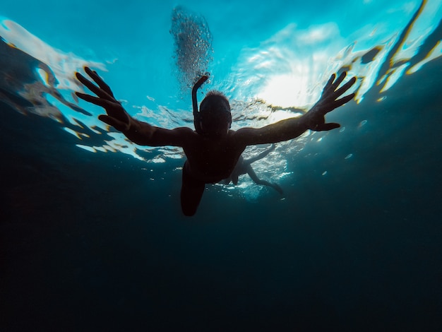 Foto onderwaterfoto van de mens die in een zee snorkelt