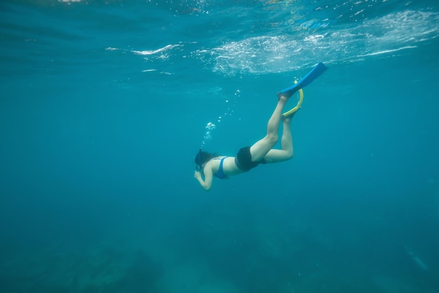 Onderwaterfoto van een meisje dat aan het snorkelen is in de oceaan