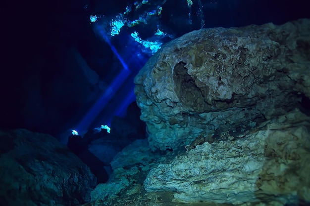 onderwatergrot stalactieten landschap, grotduiken, yucatan mexico, uitzicht in cenote onder water