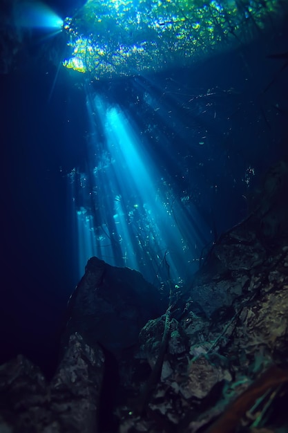 onderwaterlandschap mexico, cenotes duiken lichtstralen onder water, grotduiken achtergrond