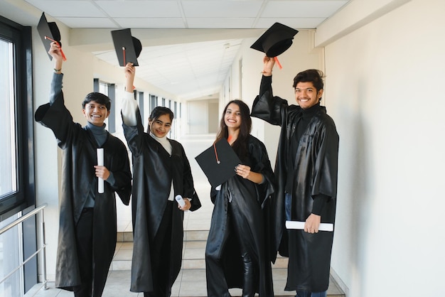 Onderwijs afstuderen en mensen concept groep gelukkige internationale studenten