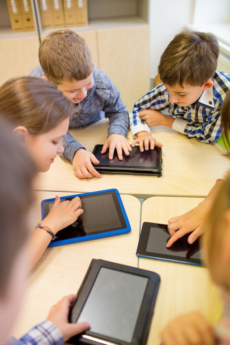 Foto onderwijs, basisschool, leren, technologie en mensen concept - groep schoolkinderen met tablet pc-computer plezier op pauze in de klas