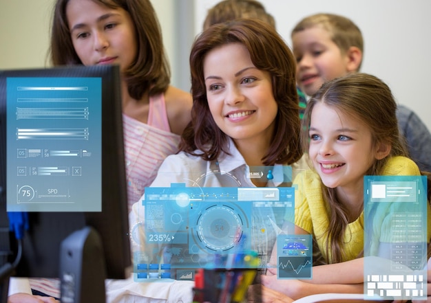 onderwijs, basisschool, leren, technologie en mensenconcept - groep kinderen met leraar die naar computermonitor in de klas kijken over projecties van virtuele schermen