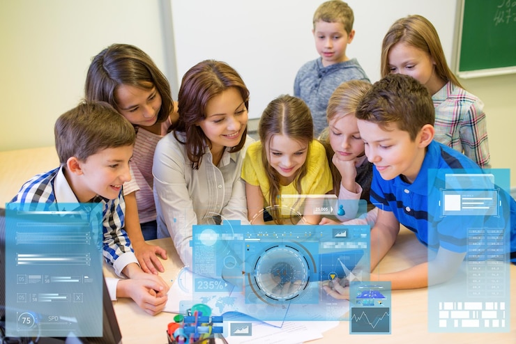 Foto onderwijs, basisschool, leren, technologie en mensenconcept - groep kinderen met leraar op zoek naar tablet-pc-computer in de klas over projecties van virtuele schermen