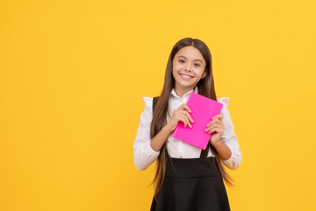 Onderwijs boekwinkel kind lezer educatieve literatuur schoolse jongen in het gymnasium kopieer ruimte gelukkig tiener meisje houd boek adviseur nerd met planner notebook terug naar school kennis