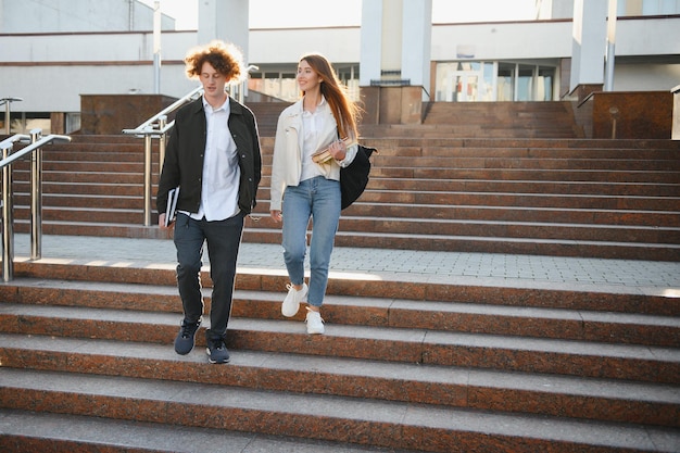 Onderwijs campus vriendschap en mensen concept Groep gelukkige studenten buiten