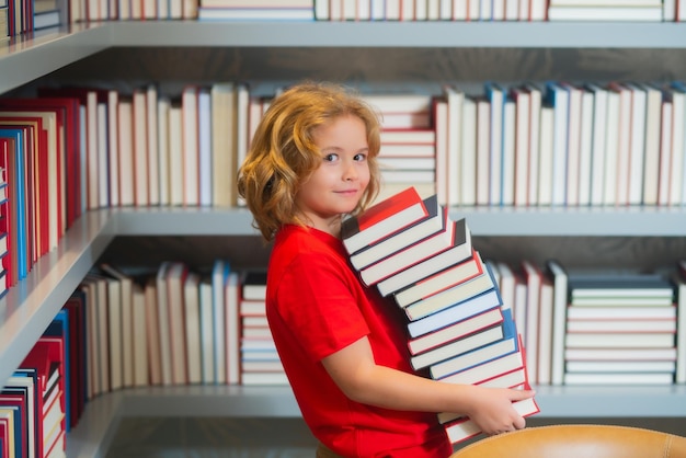 Onderwijs concept kind jongen huiswerk op bureau in schoolbibliotheek schooljongen studeren huiswerk lit