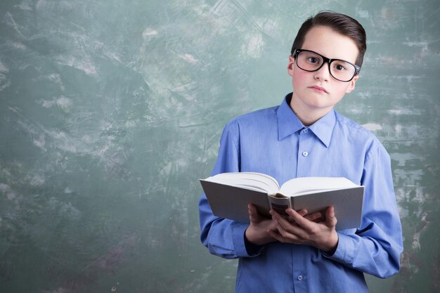 Onderwijs concept schooljongen in glazen boek lezen