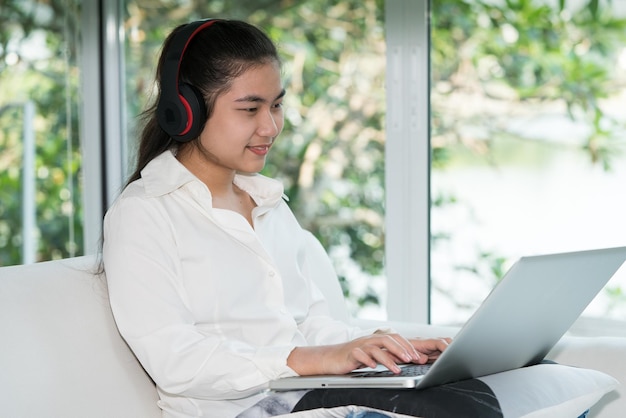 Onderwijs dat online concept leert tienermeisje dat computerlaptop gebruikt om zelf online te leren