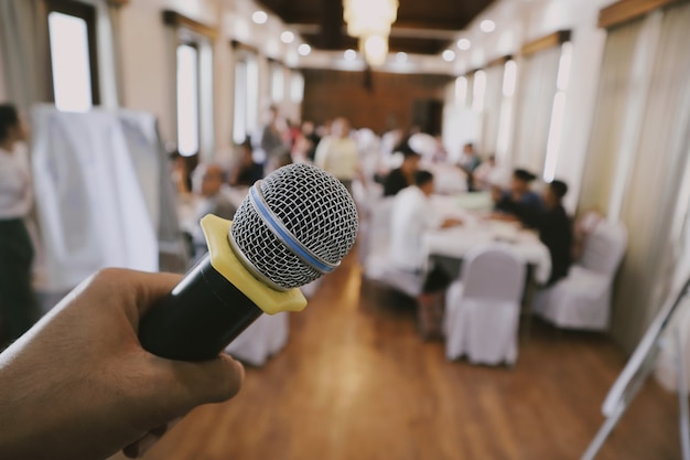 Onderwijs de student Audio geluid spraak in seminariezaal, microfoon vergaderruimte vervagen