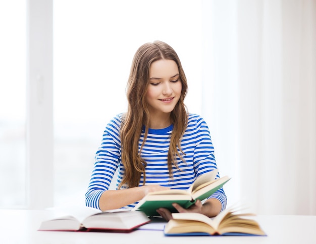 onderwijs en huisconcept - gelukkig glimlachend studentenmeisje met boeken