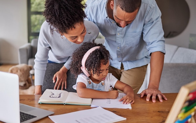 Onderwijs en huiswerk leren met een gezin dat tekenen en samen studeren op een tafel thuis schrijft ouders en meisje met koptelefoon en samen leren terwijl ze gelukkig en kennis onderwijzen