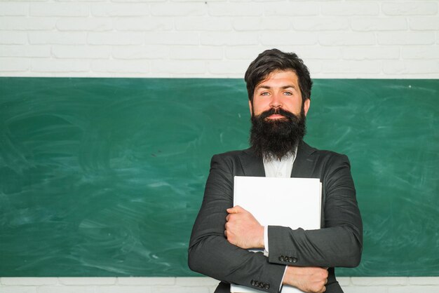 Onderwijs en leren mensen concept vrouwelijke leraar in de buurt van schoolbord teachers day dank u leraar portret van mannelijke universiteitsstudent binnenshuis