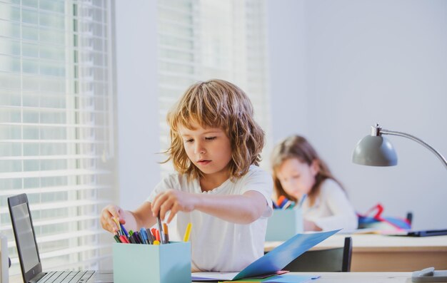 Onderwijs en leren schooljongen en schoolmeisje in de klas terug naar school kennisdag