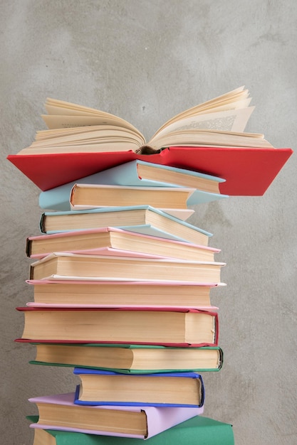 Onderwijs en lezen concept groep kleurrijke boeken op de houten tafel betonnen muur schoolbord