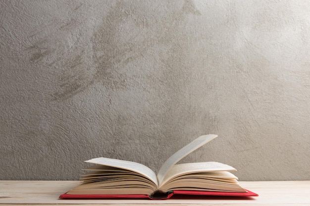 Onderwijs en lezen concept groep kleurrijke boeken op de houten tafel betonnen muur schoolbord