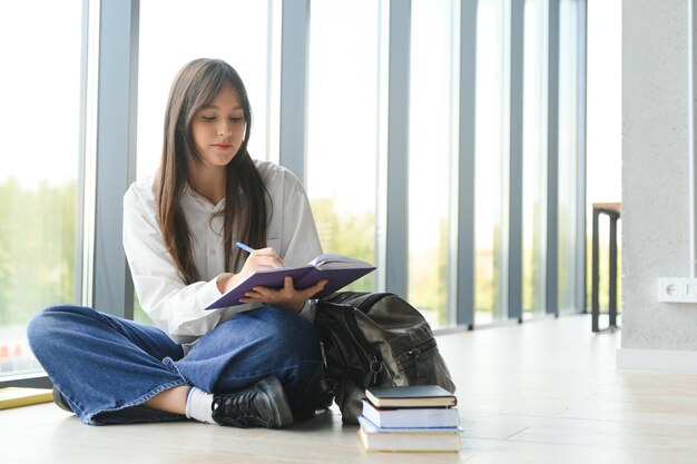 onderwijs en schoolconcept student meisje studeert en leest boek op school