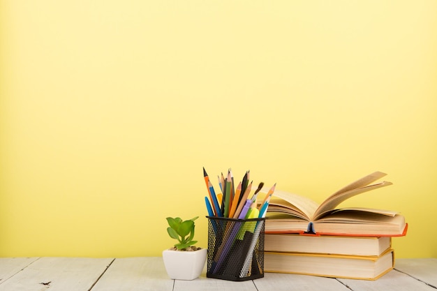 Onderwijs en wijsheid concept open boek op houten tafel kleur achtergrond