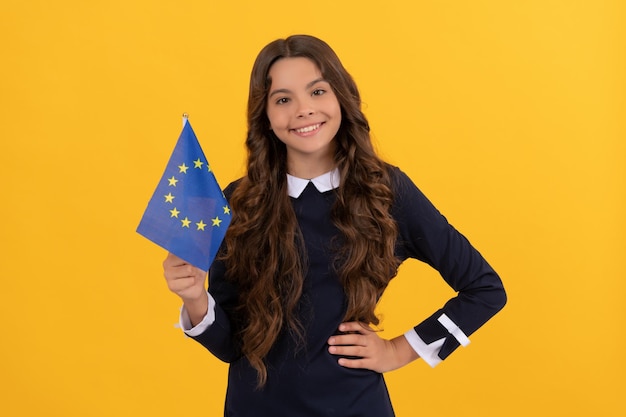 Foto onderwijs in een vreemde taalschool vrolijk kind met de vlag van de europese unie