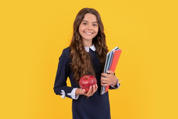 Onderwijs in middelbare school schoolmeisje met appel lunch terug naar school tiener meisje eet appel