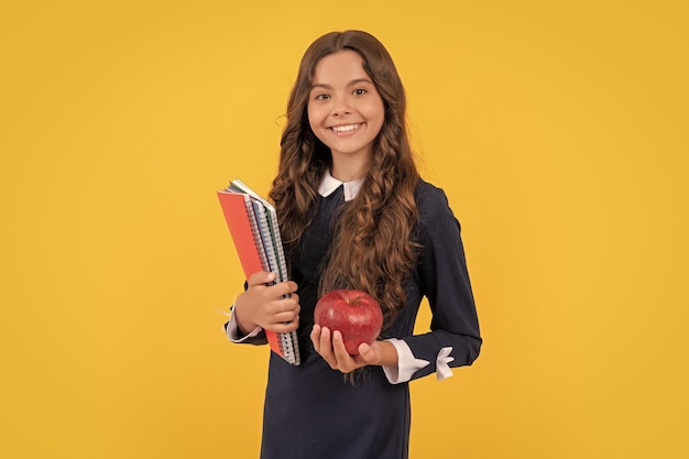 Onderwijs in middelbare school schoolmeisje met appel lunch terug naar school tiener meisje eet appel