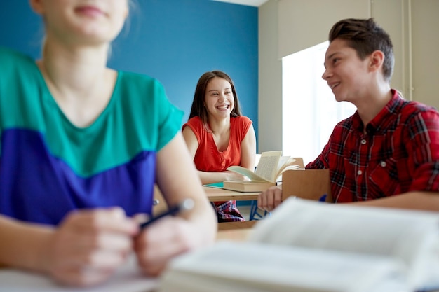 onderwijs, leren, communicatie en mensenconcept - groep gelukkige studenten praten tijdens schoolpauze