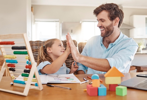 Onderwijs leren en high five door vader en meisje in homeschooling les aan keukentafel Ondersteuning van onderwijs en hulp bij de ontwikkeling van kinderen door ouder en dochter winnen in huiswerk abacus wiskunde