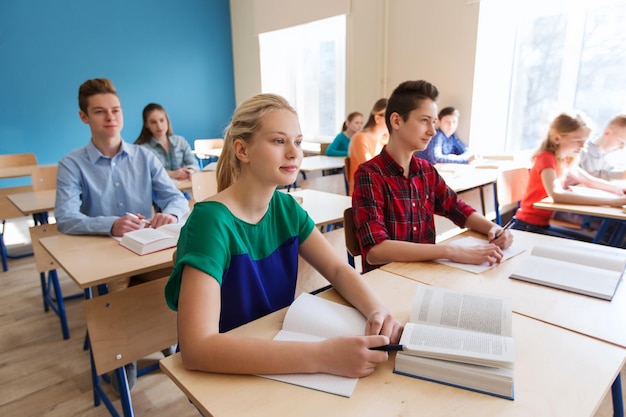 onderwijs, leren en mensenconcept - groep studenten met boeken op schoolles