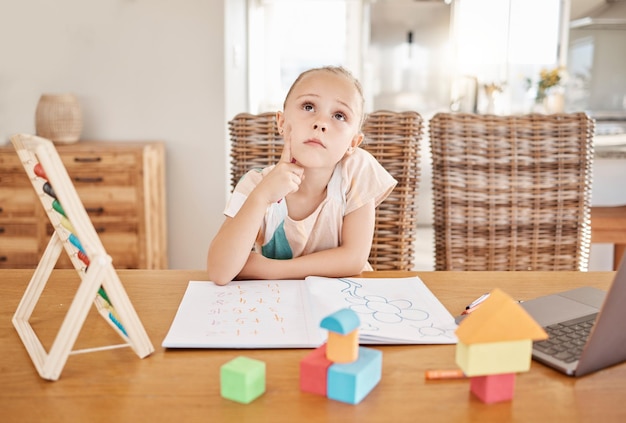 Onderwijs leren en ontwikkelen met een meisje dat aan een idee denkt terwijl ze huiswerk maakt of thuis op afstand studeert studenten studeren en leren met een jong vrouwelijk kind dat dag droomt in haar huis