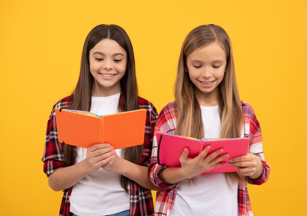 Onderwijs middelbare school vrienden meisjes met notebook terug naar school tieners klaar om te studeren gelukkige jeugd vrolijke kinderen gaan huiswerk maken met boeken lachende tiener student