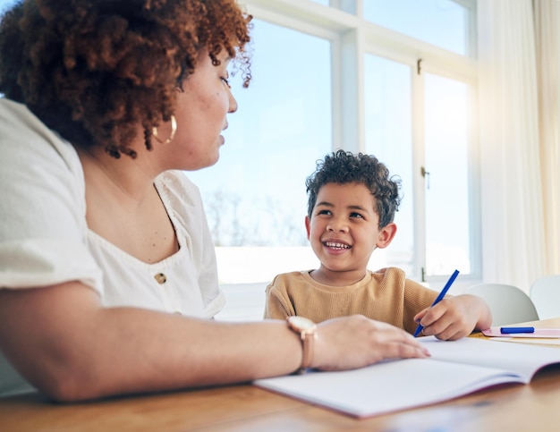 Onderwijs moeder of kind schrijven voor huiswerk in de kleuterschool of artistiek schoolproject thuis Kleur tekenen of gelukkige moeder die werkt of een creatieve jongen helpt met ontwikkeling als gezin