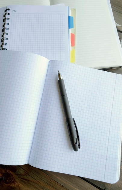 Onderwijs op school een pen en notebooks op een houten tafel open notebooks met pennen