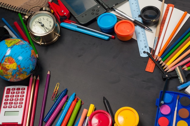 Onderwijs school hulpmiddelen op black chalkboard background