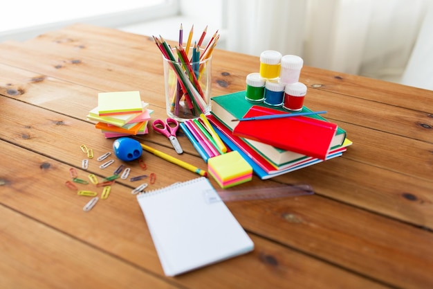 onderwijs, schoolbenodigdheden, kunst, creativiteit en objectconcept - close-up van briefpapier op houten tafel