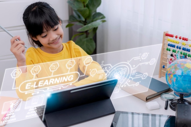 Onderwijs technologie concept Schoolmeisje leren in de kamer Online school EdTechElearning concept