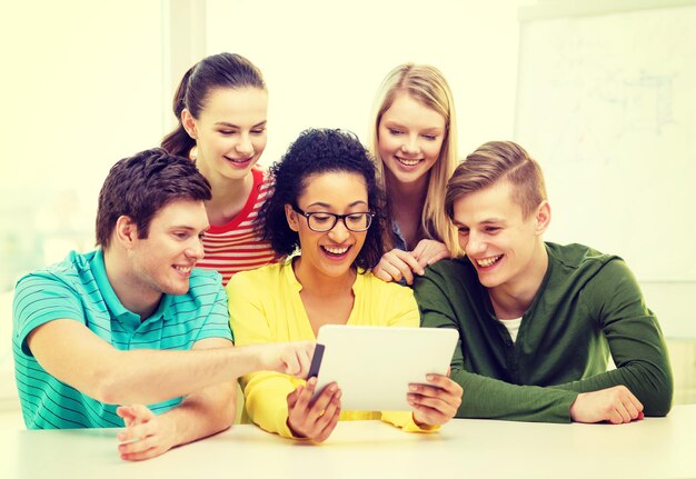 onderwijs, technologie en college concept - vijf lachende studenten met tablet pc-computer op school