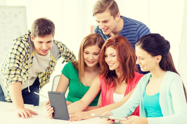 onderwijs, technologie en internet concept - lachende studenten met tablet pc-computer op school