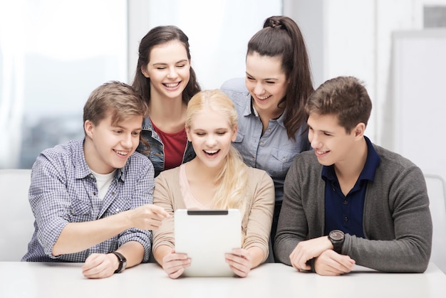 onderwijs, technologie en internet concept - lachende studenten met tablet pc op school