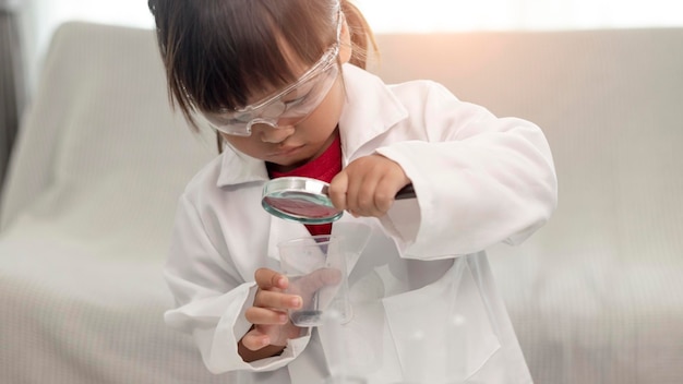 Onderwijs wetenschap scheikunde en kinderen concept kinderen of studenten met reageerbuis maken experiment op school laboratorium
