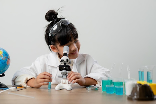 Onderwijs wetenschap scheikunde en kinderen concept kinderen of studenten met reageerbuis maken experiment op school laboratorium