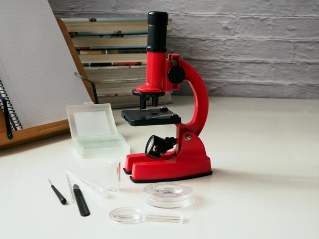 Onderwijsconcept boeken microscoop laboratoriuminstrumenten