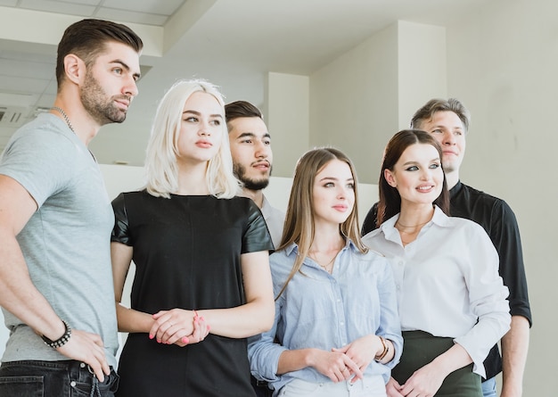 Onderwijsconcept - studenten communiceren en lachen op school slow motion