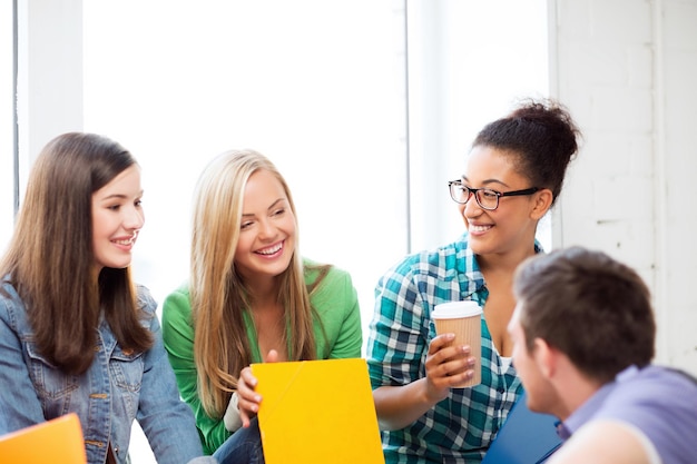 onderwijsconcept - studenten communiceren en lachen op school