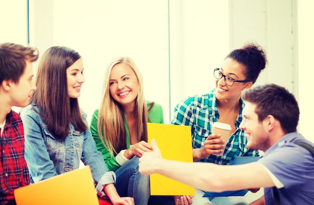 Foto onderwijsconcept - studenten communiceren en lachen op school