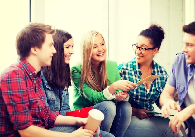 Foto onderwijsconcept - studenten communiceren en lachen op school