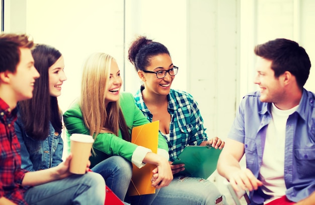 onderwijsconcept - studenten communiceren en lachen op school