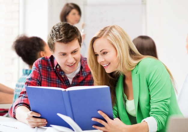 Onderwijsconcept - studenten die boek lezen op school